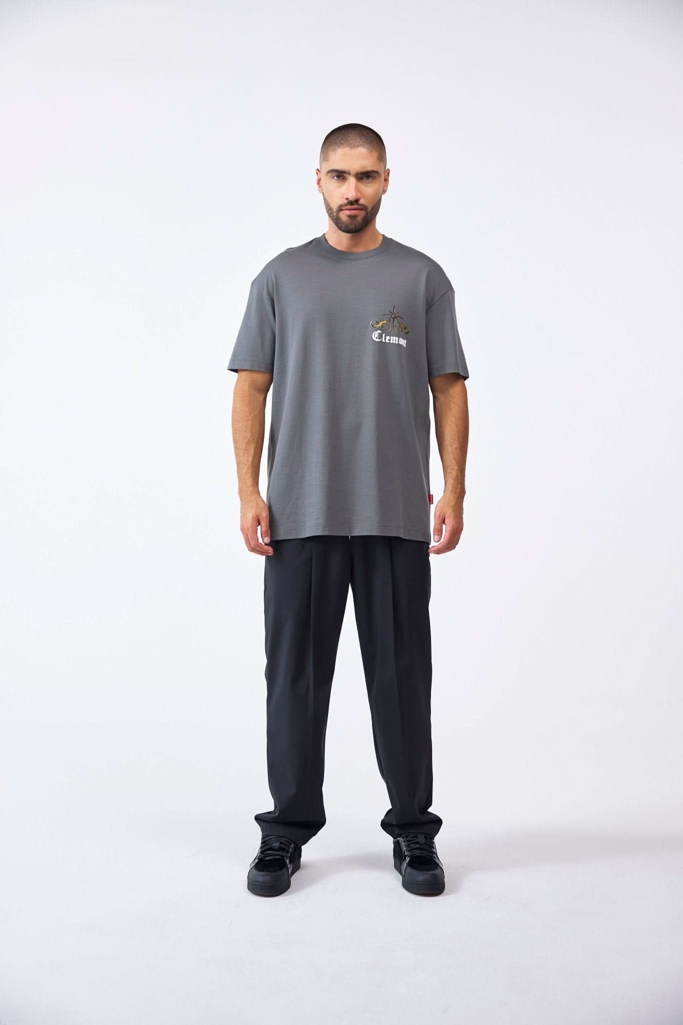 CAMISETA OVERSIZED MASCULINO FILIGRANA GRIS OSCURO CLEMONT - CLEMONT.CO S.A.S.