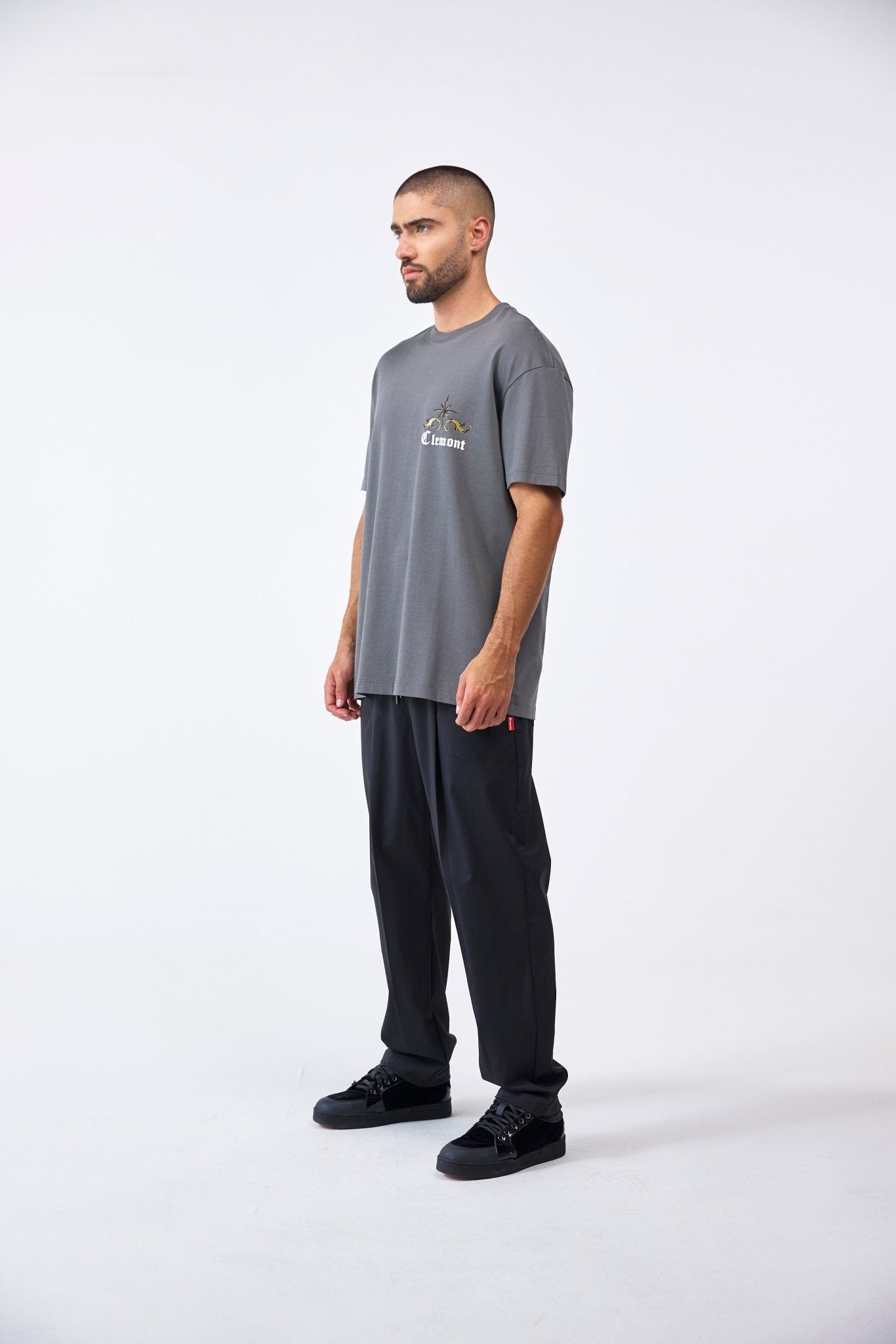 CAMISETA OVERSIZED MASCULINO FILIGRANA GRIS OSCURO CLEMONT - CLEMONT.CO S.A.S.