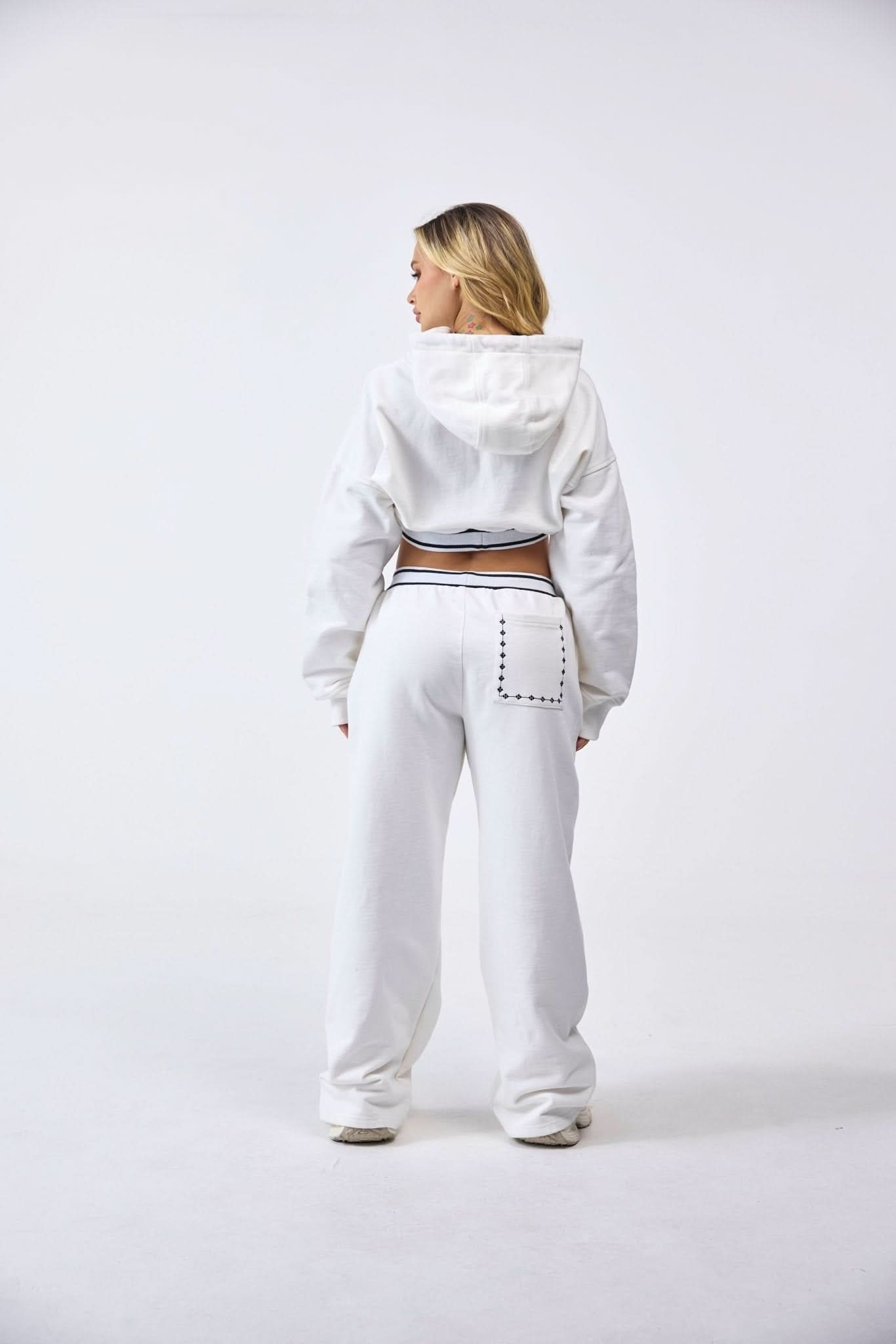 HOODIECROP MUJER SINCRONIA CREMA CLEMONT - CLEMONT.CO S.A.S.