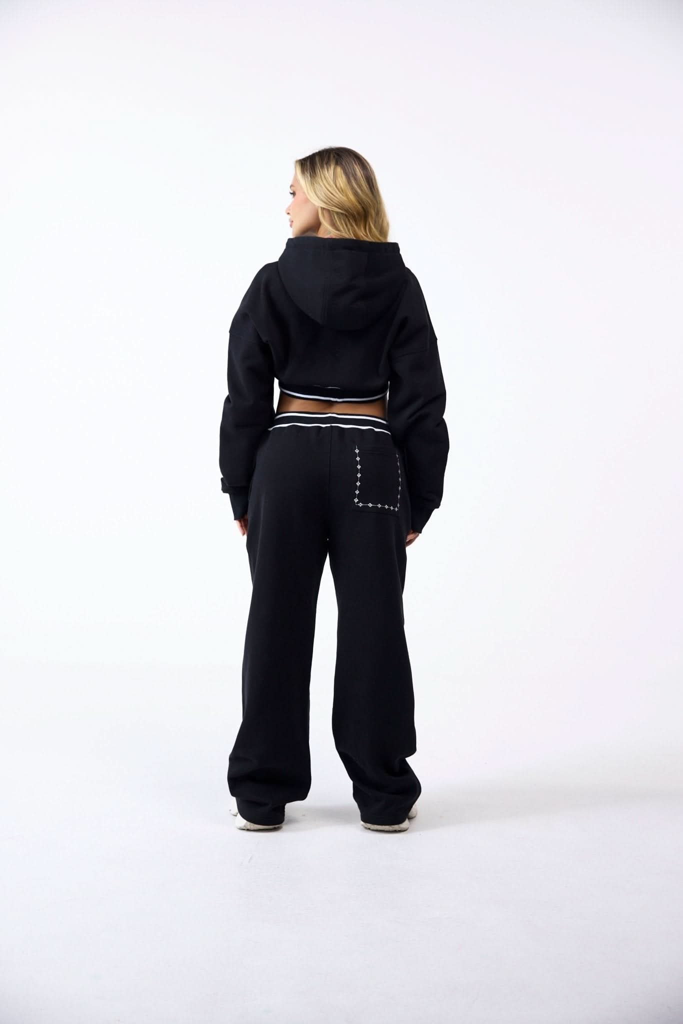 HOODIECROP MUJER SINCRONIA NEGRO CLEMONT - CLEMONT.CO S.A.S.