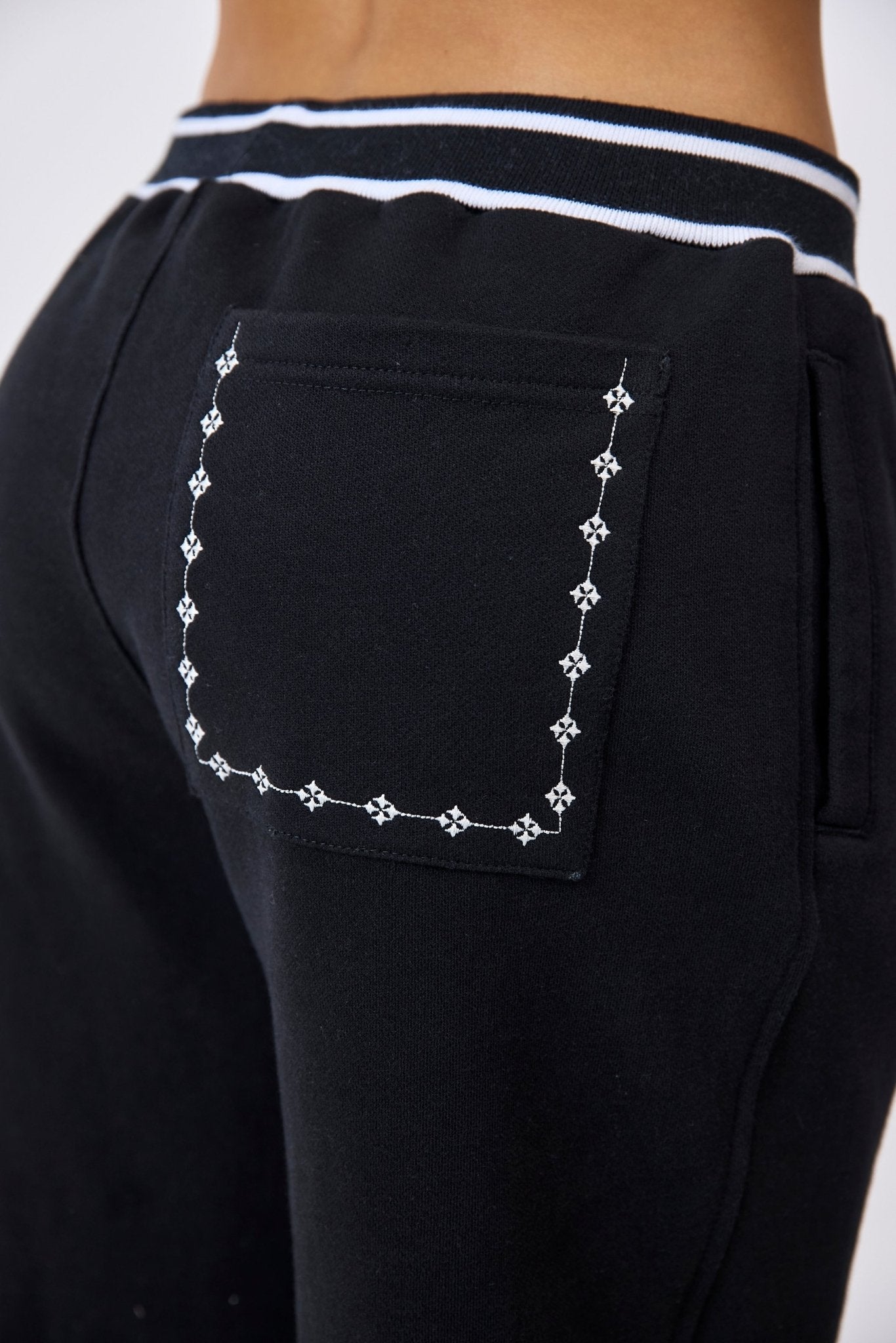 SUDADERA MUJER URLO NEGRO CLEMONT - CLEMONT.CO S.A.S.