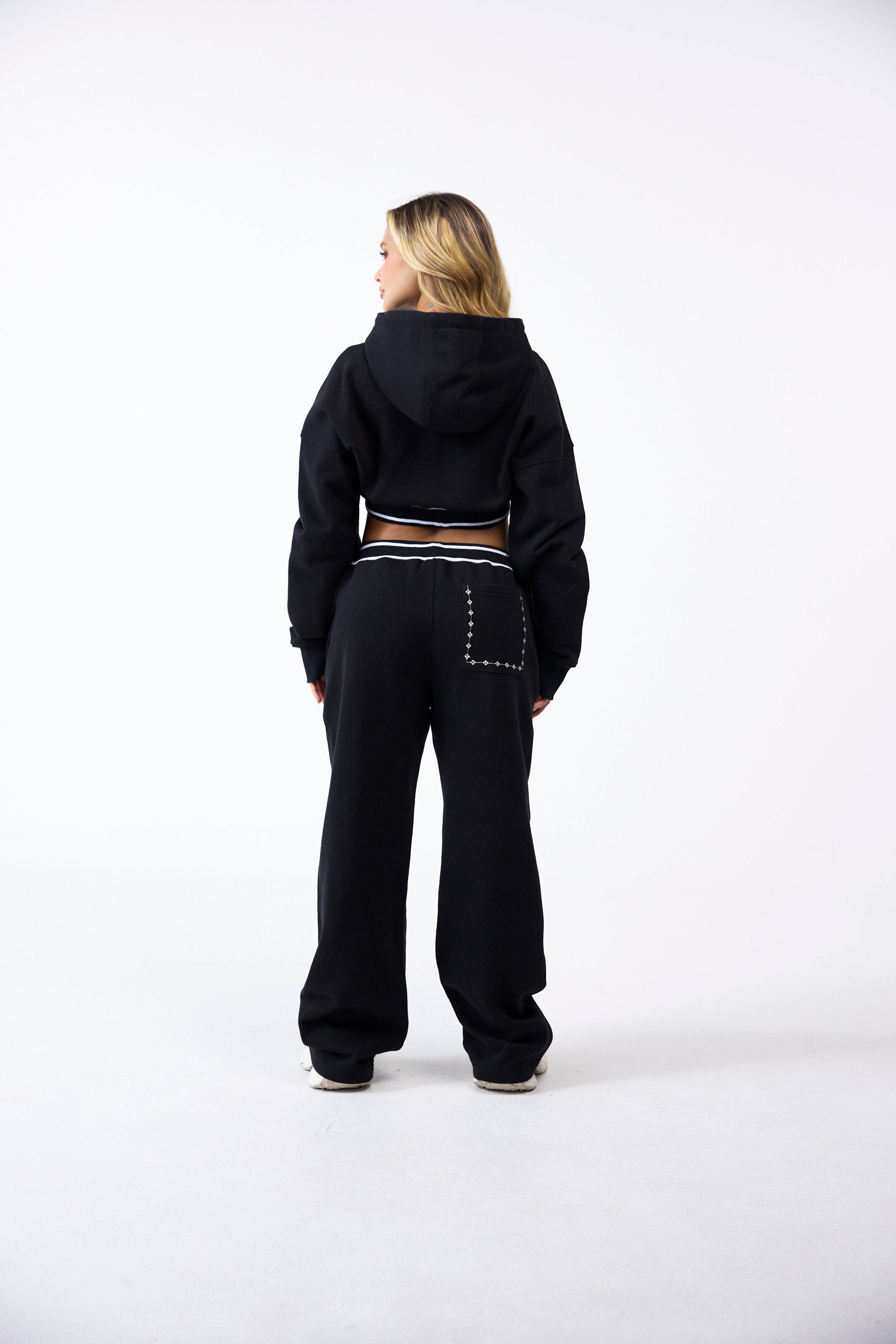 HOODIECROP MUJER SINCRONIA NEGRO CLEMONT