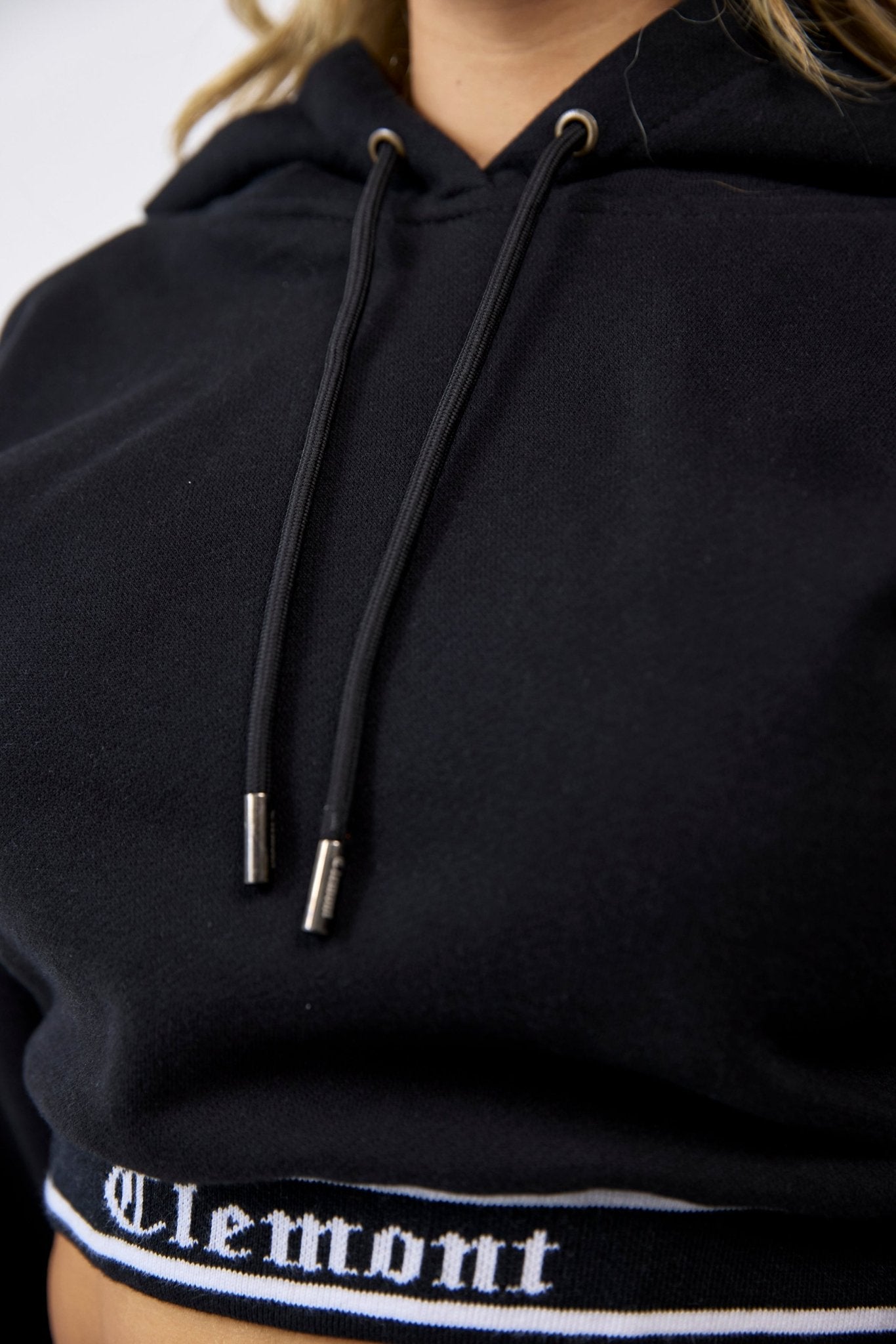 HOODIECROP MUJER SINCRONIA NEGRO CLEMONT - CLEMONT.CO S.A.S.